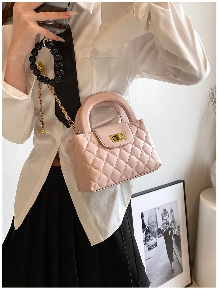Black Diamond Plaid Handbag with Chain Strap — feature 18