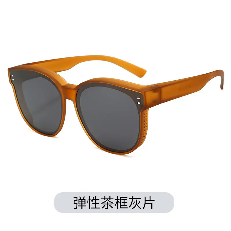 Men Polarized Sunglasses with Tea Wood Frame - Image 10
