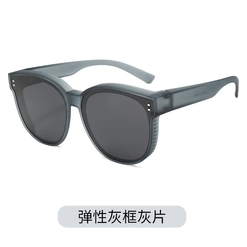 Men Polarized Sunglasses with Tea Wood Frame - Image 4