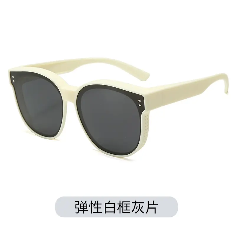 Men Polarized Sunglasses with Tea Wood Frame - Image 5