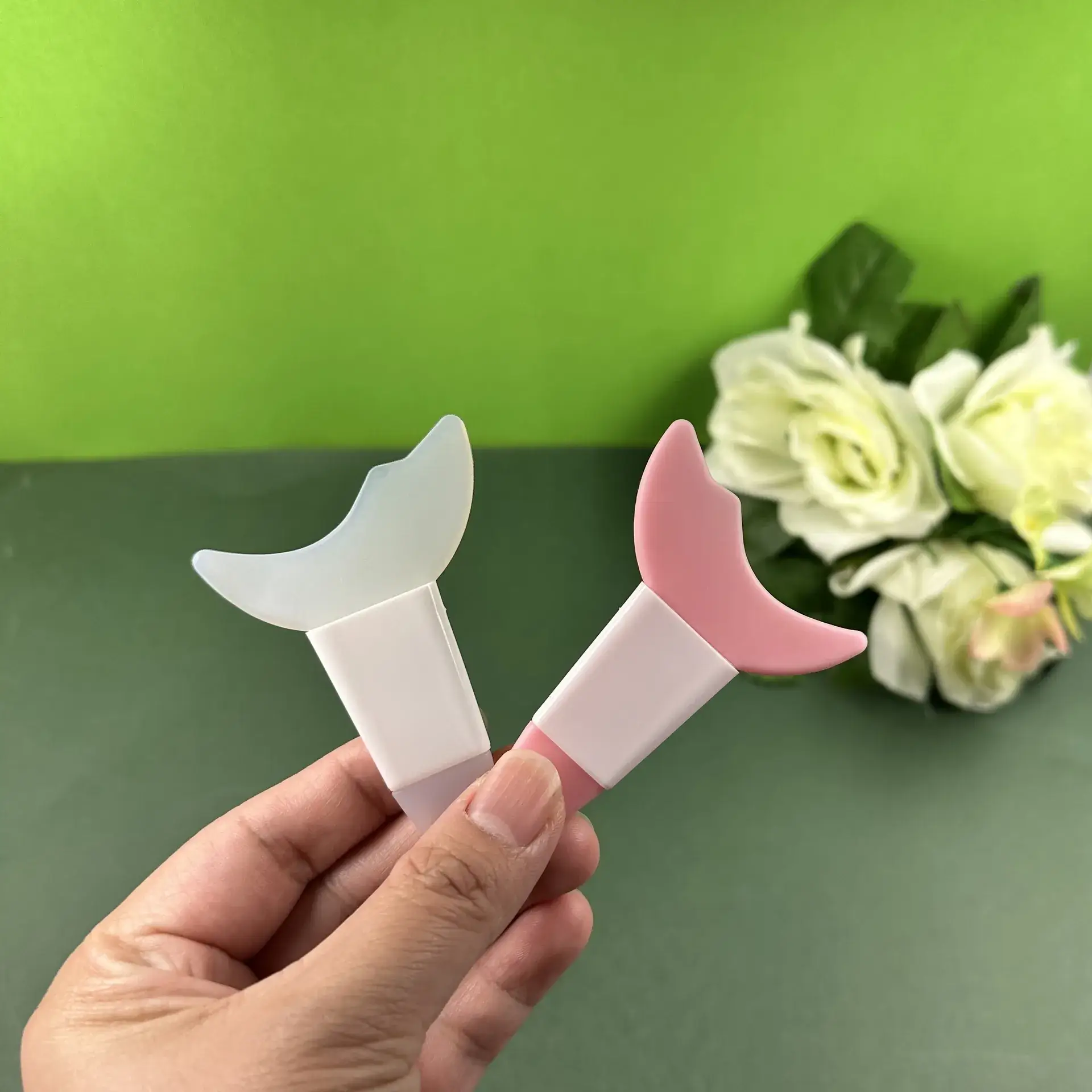 Silicone Eye Makeup Aid Crescent Eyelash Holder - Image 9