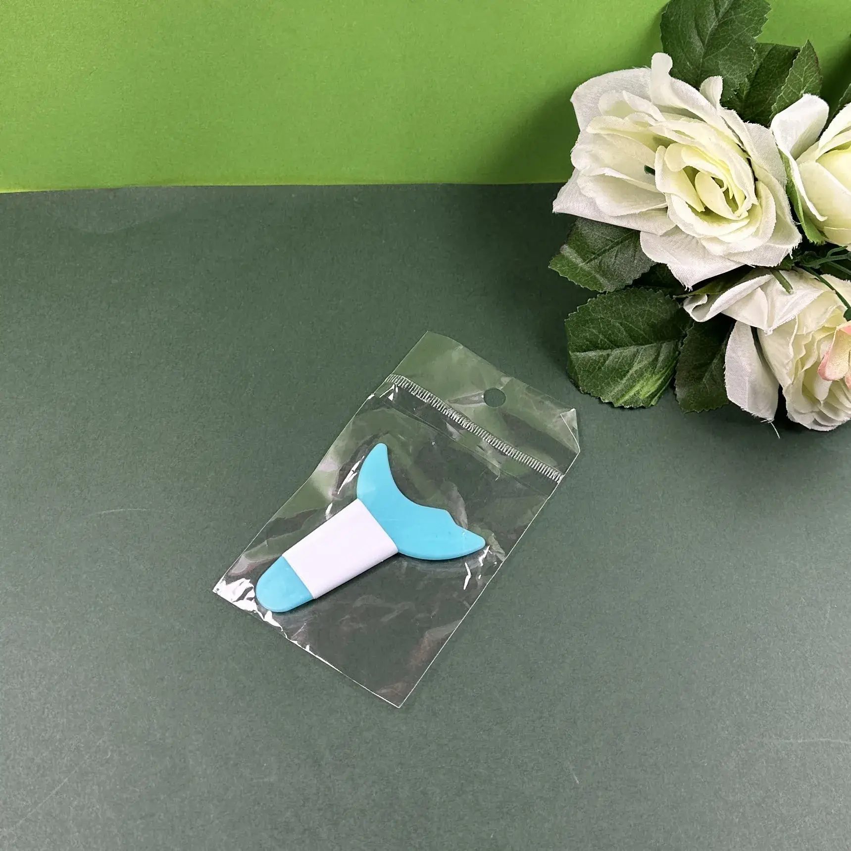 Silicone Eye Makeup Aid Crescent Eyelash Holder — feature 10