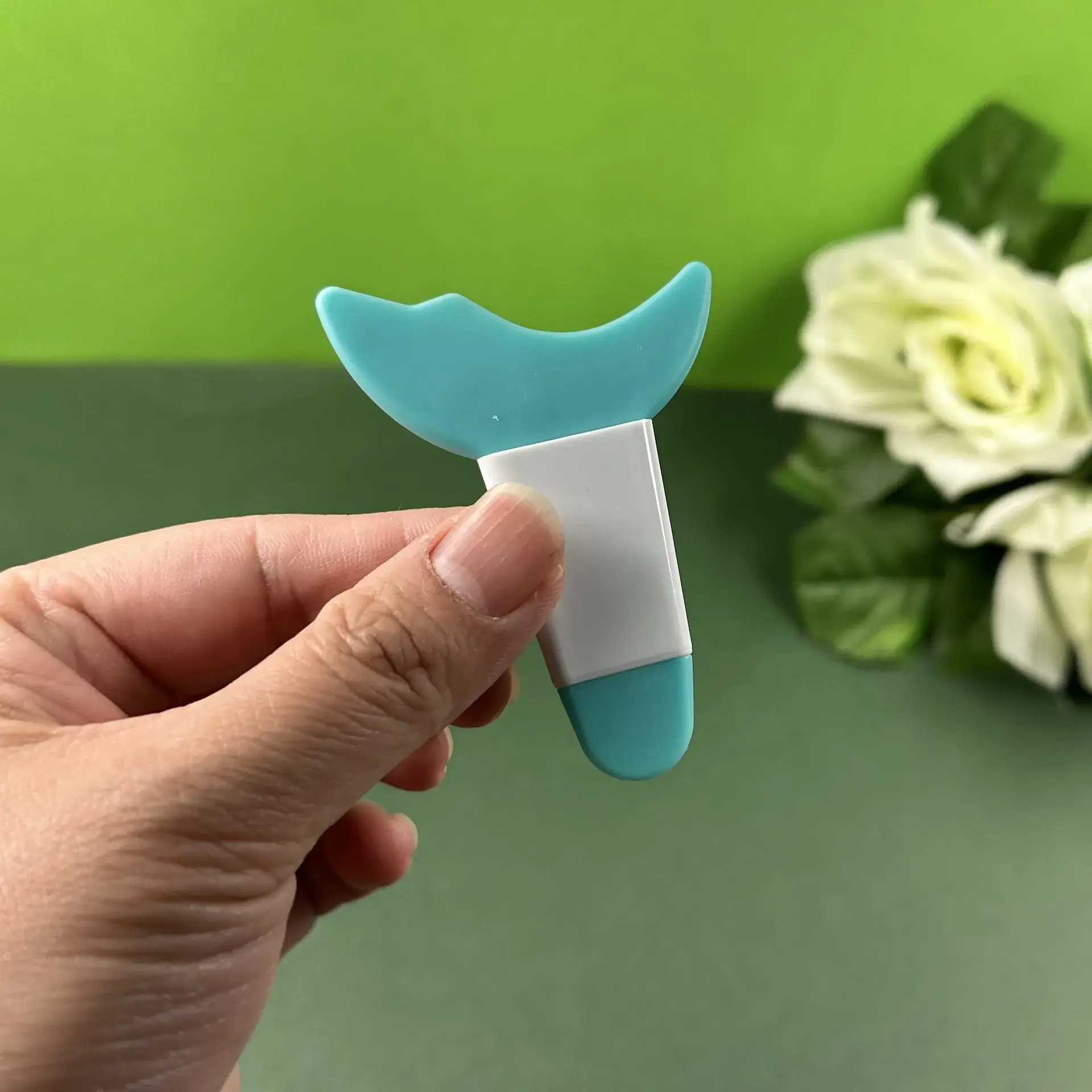 Silicone Eye Makeup Aid Crescent Eyelash Holder — feature 7