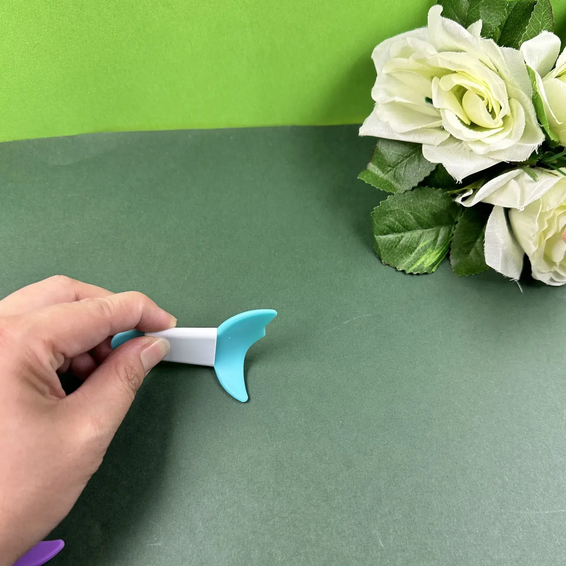 Silicone Eye Makeup Aid Crescent Eyelash Holder — feature 8