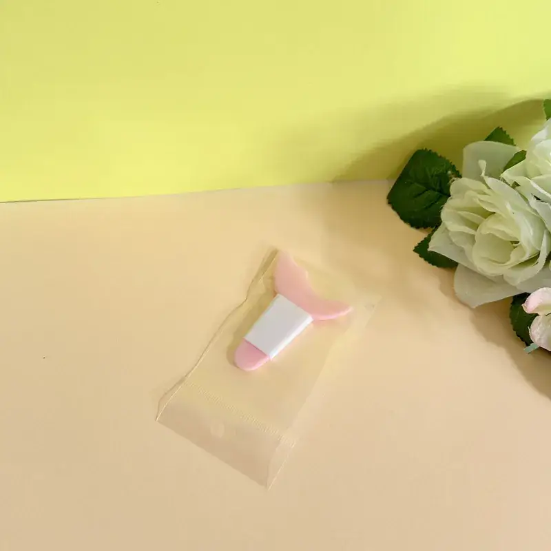 Silicone Eye Makeup Aid Crescent Eyelash Holder - Image 2