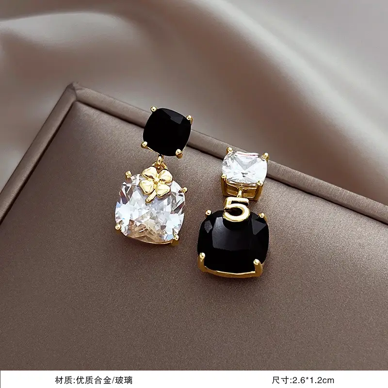 S925 Silver Needle Earrings for Women Light Luxury Geometric Design — feature 17