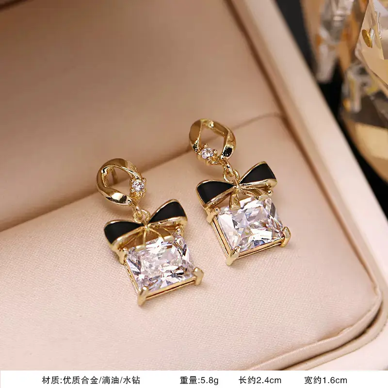 S925 Silver Needle Earrings for Women Light Luxury Geometric Design — feature 8