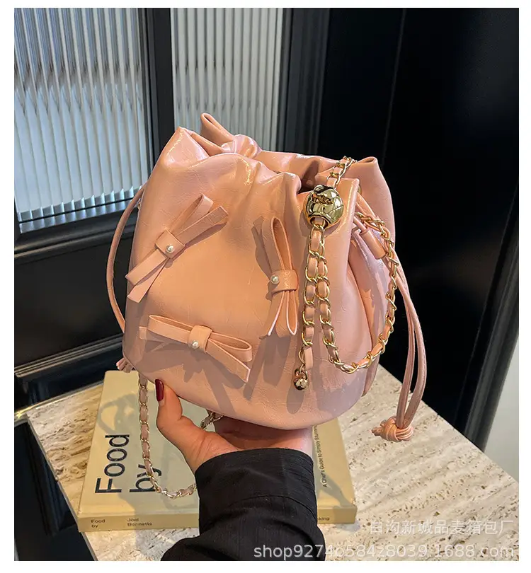 Black Velvet Chain Shoulder Bag for Women 2026 — feature 1