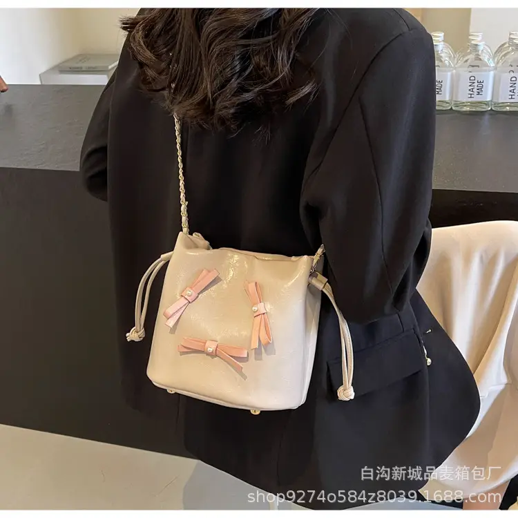Black Velvet Chain Shoulder Bag for Women 2026 — feature 19