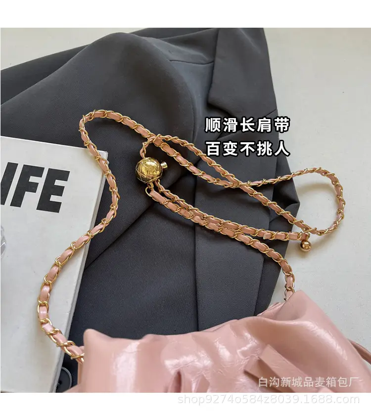 Black Velvet Chain Shoulder Bag for Women 2026 — feature 3
