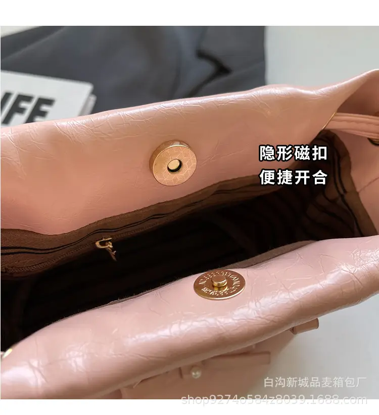 Black Velvet Chain Shoulder Bag for Women 2026 — feature 4