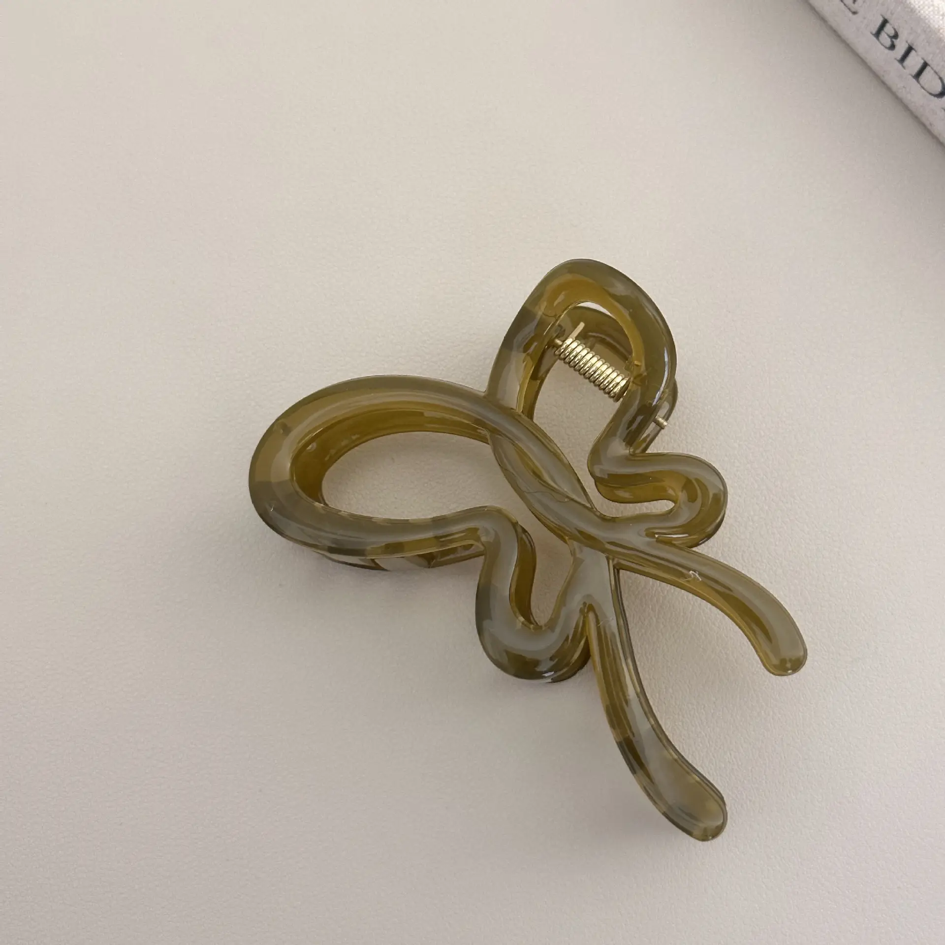 Large Butterfly Shark Catch Hair Clip White - Image 3