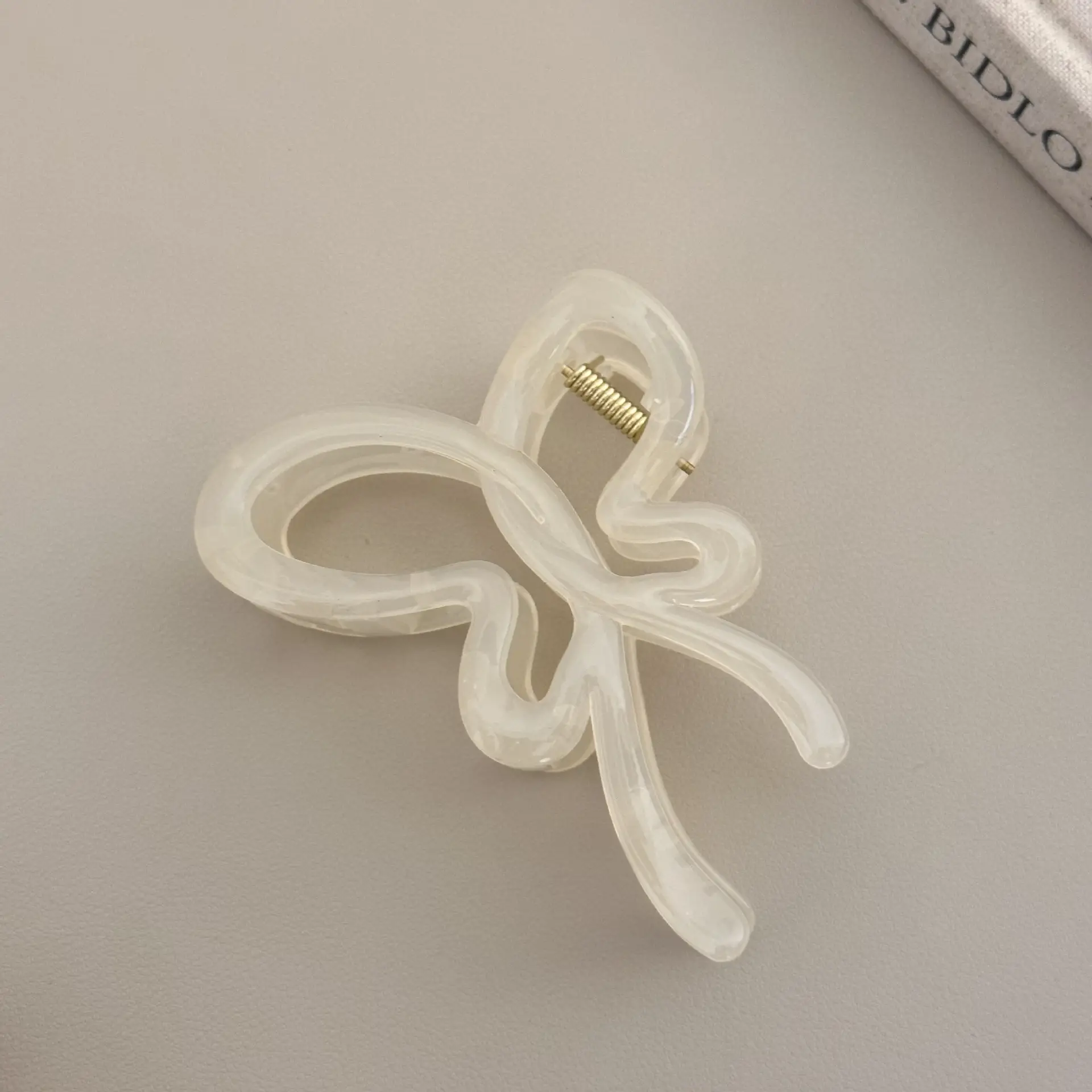 Large Butterfly Shark Catch Hair Clip White - Image 4