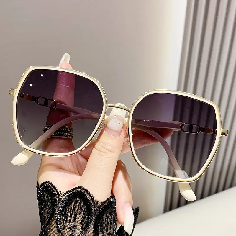 Fashionable Large Frame Sunglasses with UV Protection - Image 3