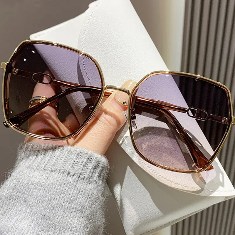 Fashionable Large Frame Sunglasses with UV Protection - Image 4