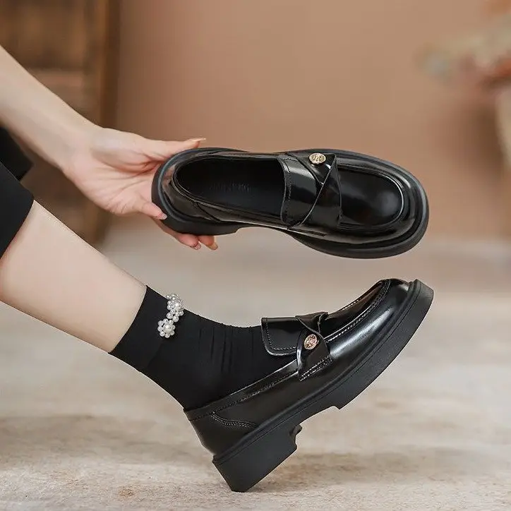 Soft Bottom Loafers Women's 2024 Spring New Fashion Small Gold Single Shoes British Thick Bottom Slip-on Small Leather Shoes — feature 3
