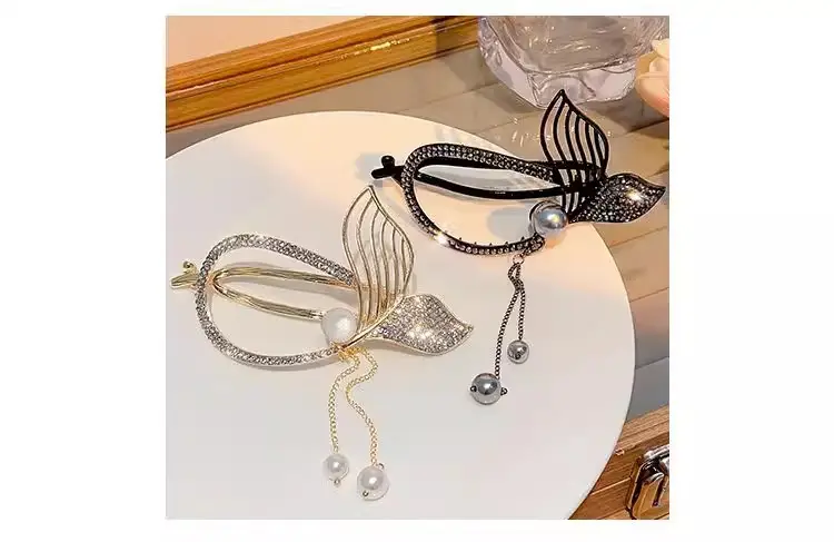 Rhinestone Fish Tail Hairpin Clip with Pearl Tassel — feature 1