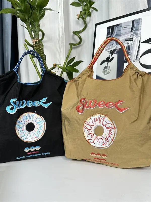 Yang Zi's Sweet Donut Embroidered Chain Bag - Image 15