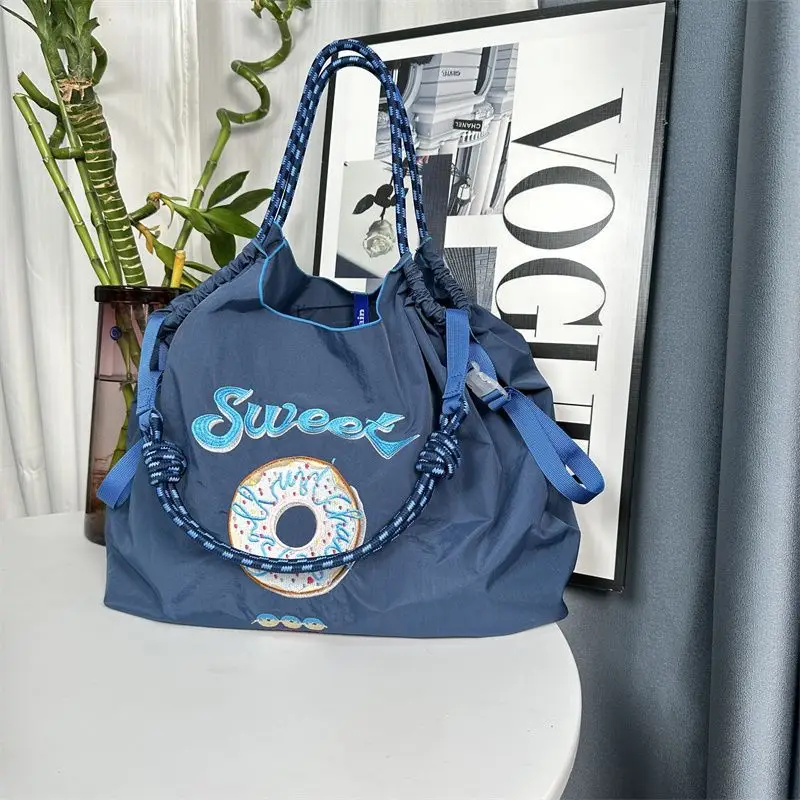 Yang Zi's Sweet Donut Embroidered Chain Bag — feature 11