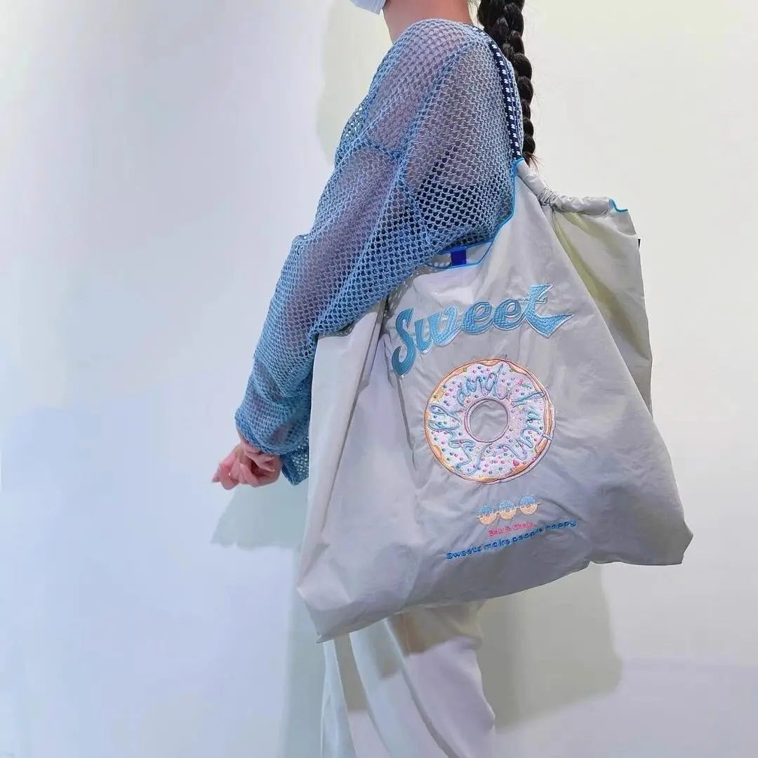 Yang Zi's Sweet Donut Embroidered Chain Bag — feature 2