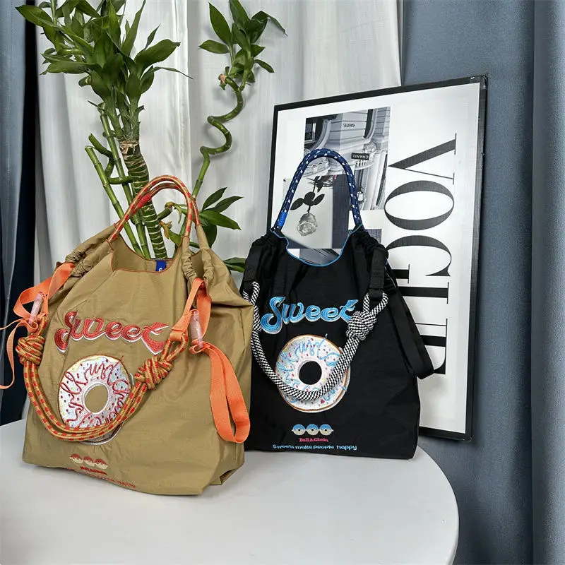 Yang Zi's Sweet Donut Embroidered Chain Bag — feature 3