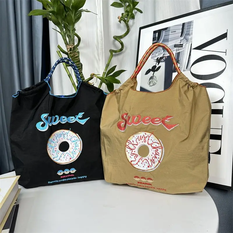 Yang Zi's Sweet Donut Embroidered Chain Bag — feature 4