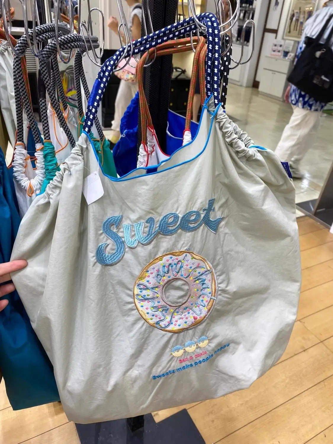 Yang Zi's Sweet Donut Embroidered Chain Bag — feature 6
