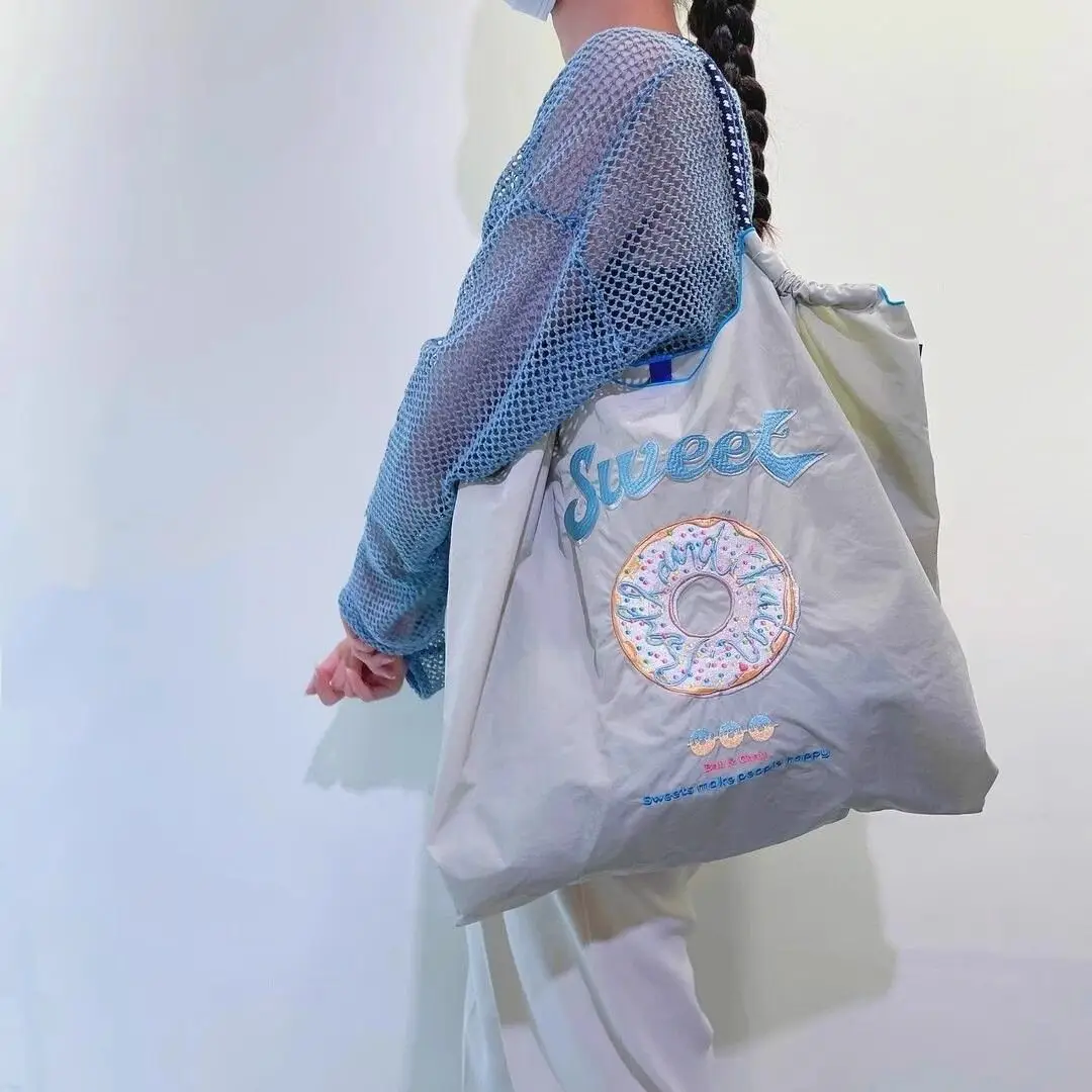 Yang Zi's Sweet Donut Embroidered Chain Bag — feature 7