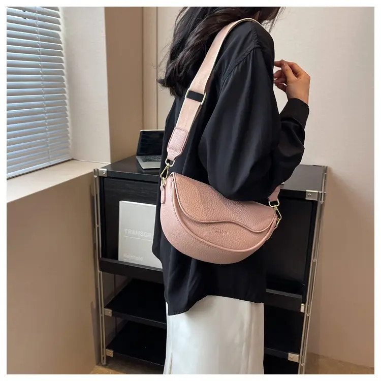Black Saddle Bag with Bow for Women 2024 — feature 11