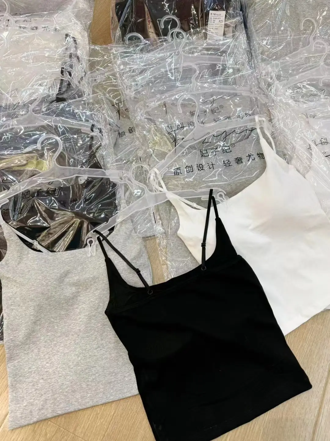 702 Clothes Hanger Live Explosions Sling Vest with Chest Pad Integrated Cup Beautiful Back Adjustable Shoulder Strap Base Underwear — feature 4
