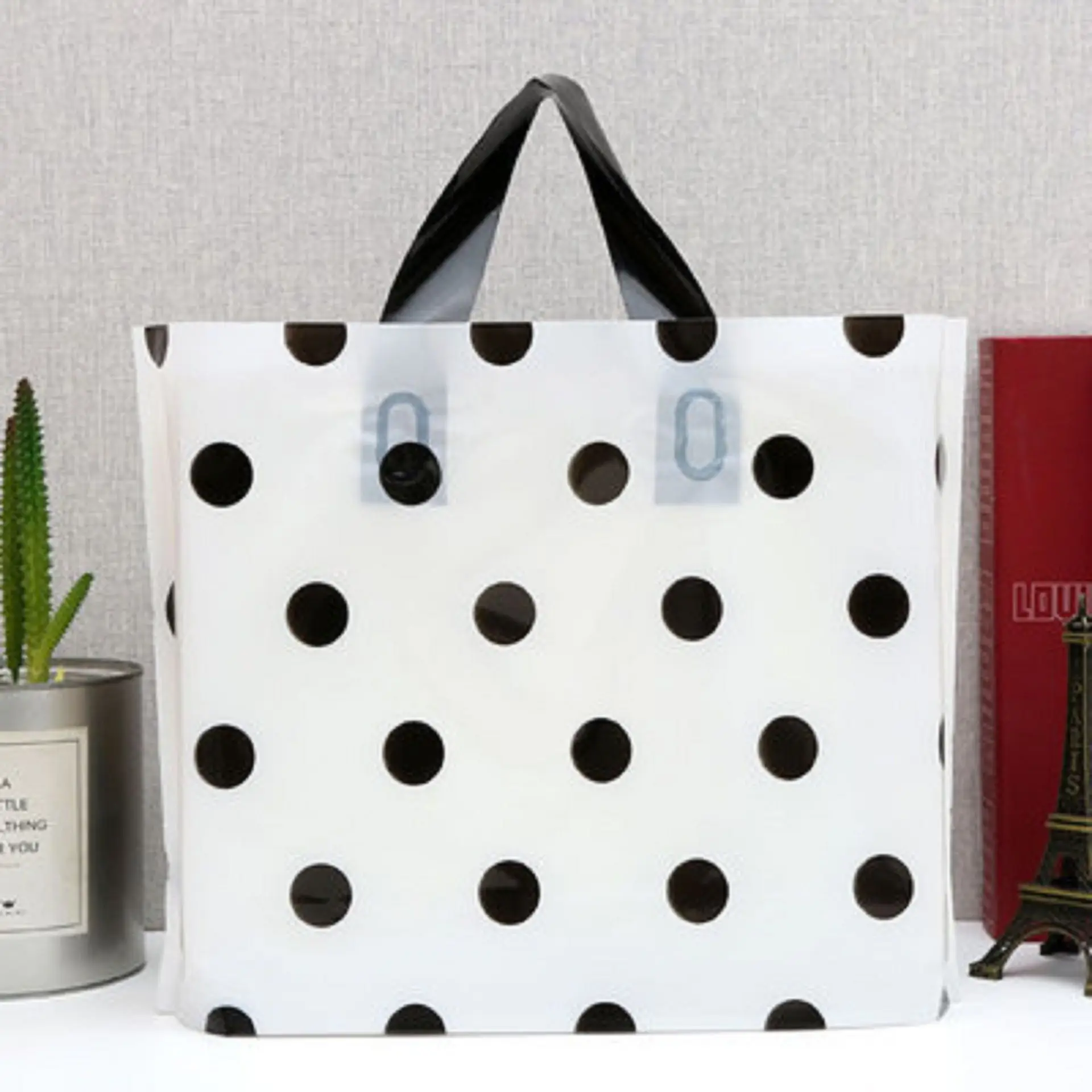 50 black and white spots; 30*20