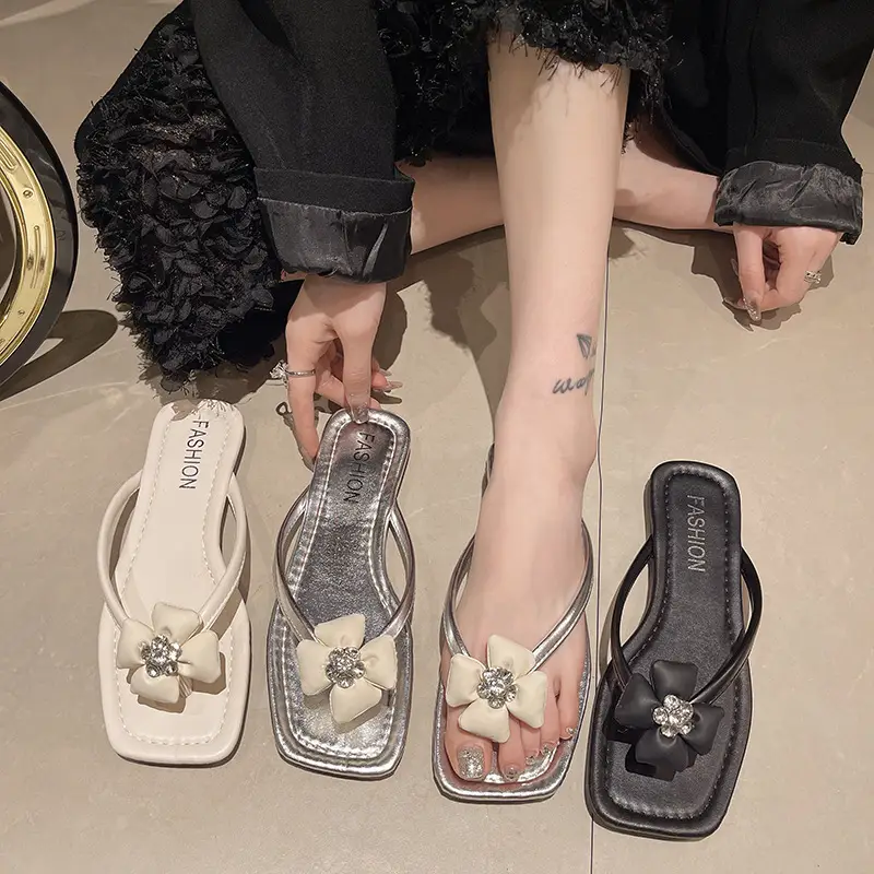 Square rhinestone buckle flip-flops 2024 new summer outdoor wet beach sandals French flat slippers for women