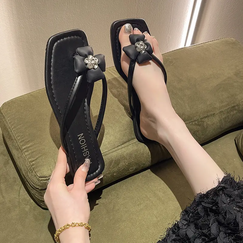 Square rhinestone buckle flip-flops 2024 new summer outdoor wet beach sandals French flat slippers for women