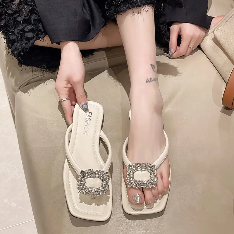 Square rhinestone buckle flip-flops 2024 new summer outdoor wet beach sandals French flat slippers for women