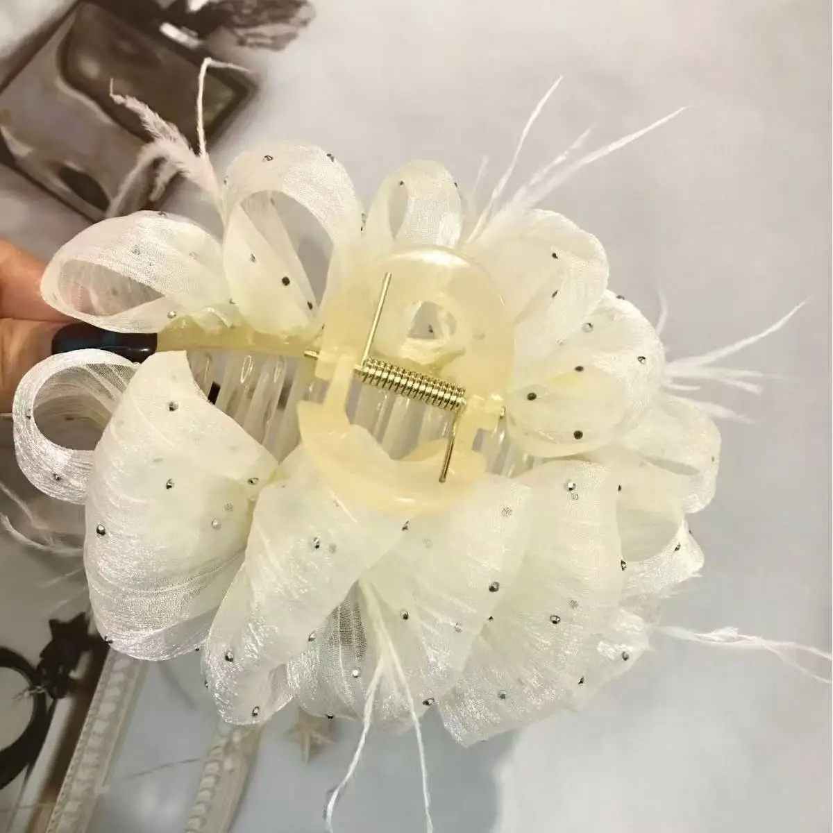 White Feather Cloud Bubble Hair Clip for Women — feature 4