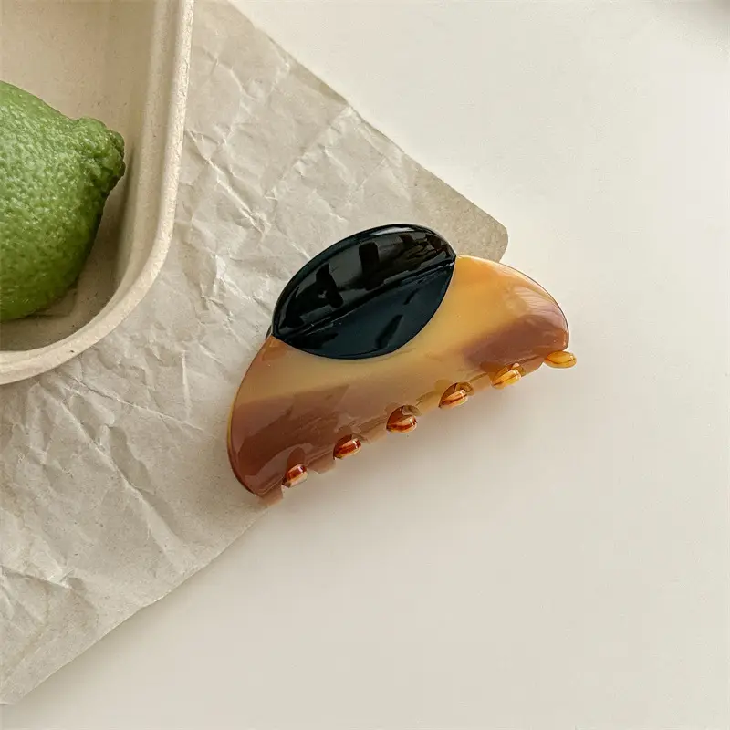 Acetate Shark Clip with Pearl Decor 7.5cm - Image 3