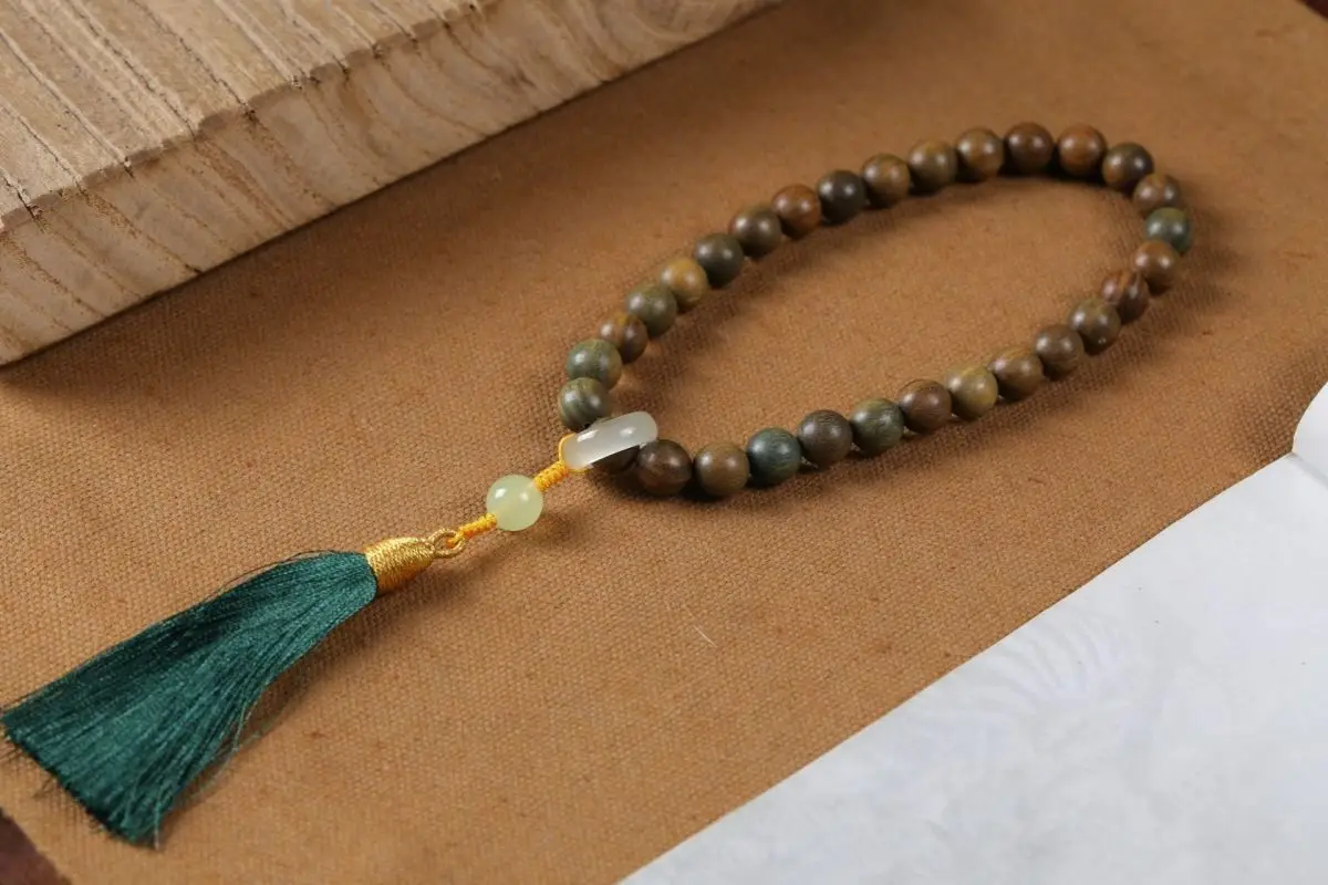 Argentinian Green Sandalwood Bracelet with Buddha Tassel — feature 15