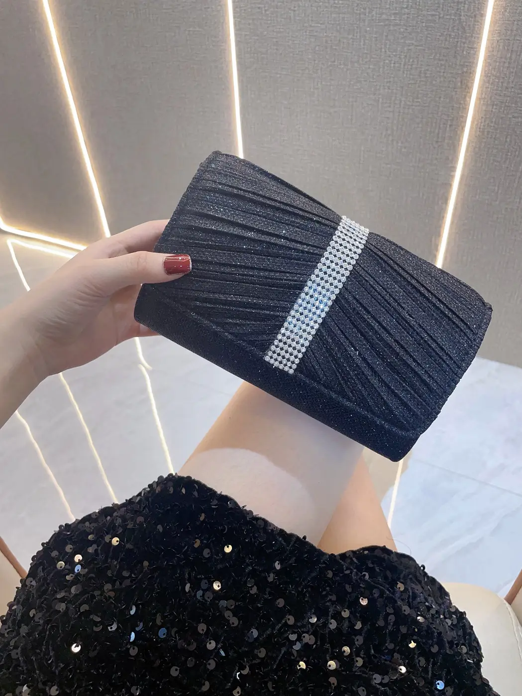 Retro Diamond Clutch Bag for Women with Rhinestone Design - Image 4