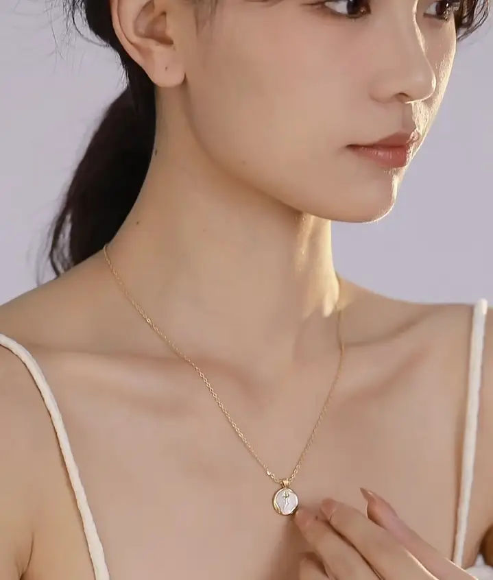 French Elegant Pearl Necklace with Vintage Rose Gold Pendant — feature 4