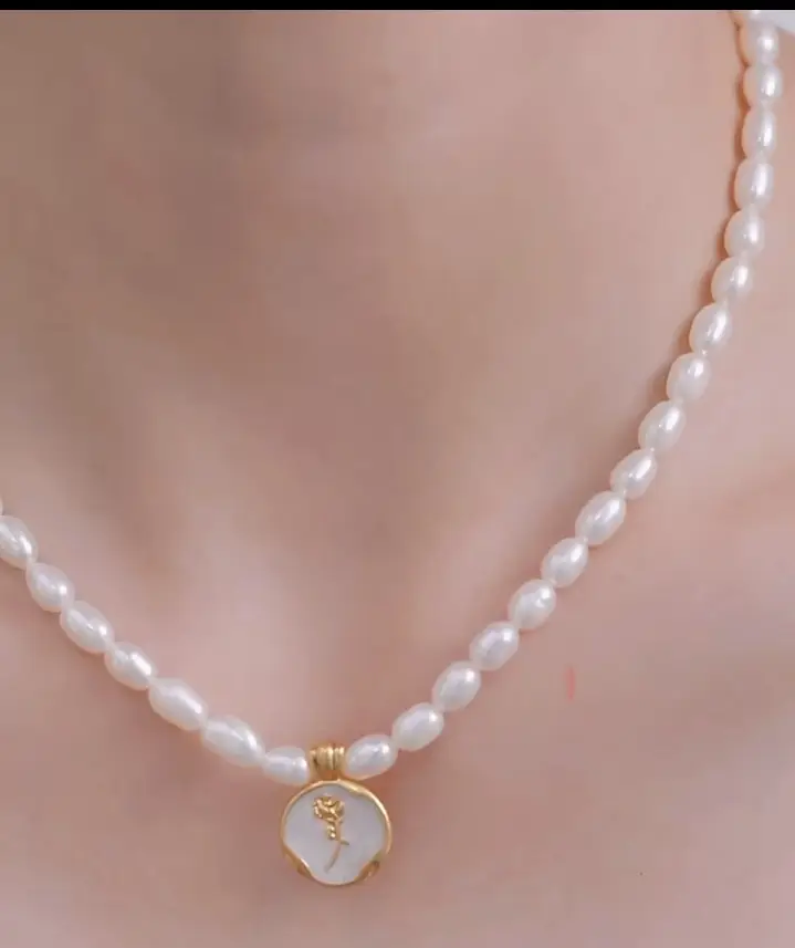 French Elegant Pearl Necklace with Vintage Rose Gold Pendant — feature 5