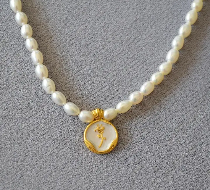 French Elegant Pearl Necklace with Vintage Rose Gold Pendant — feature 6