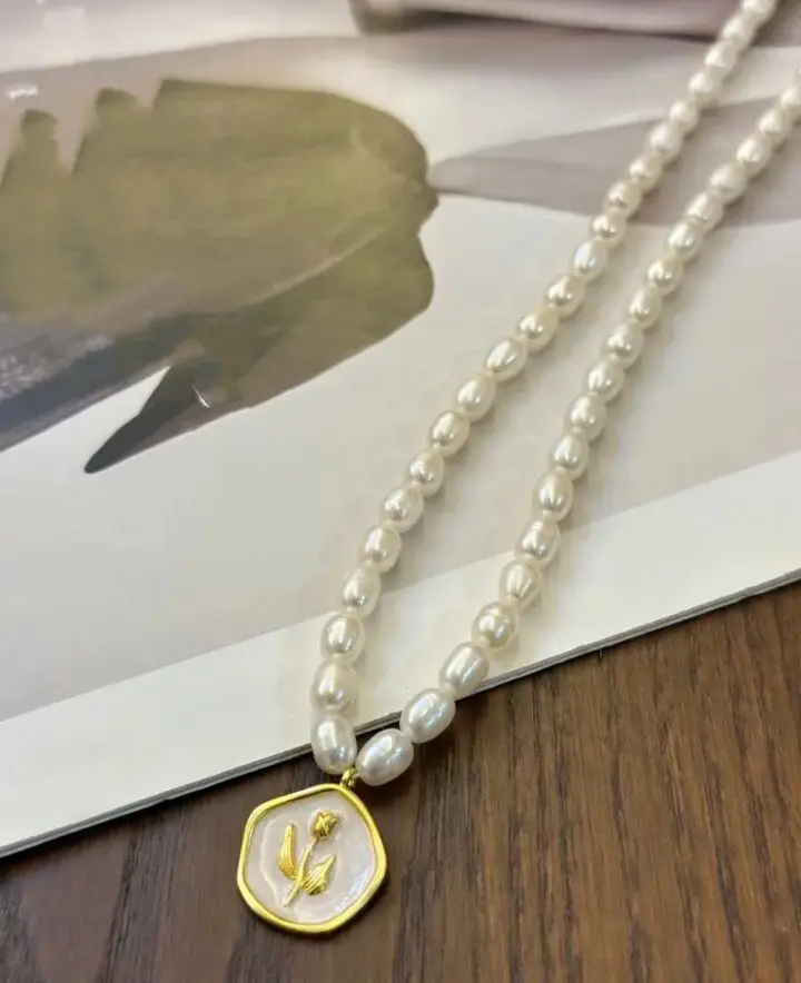 French Elegant Pearl Necklace with Vintage Rose Gold Pendant — feature 8