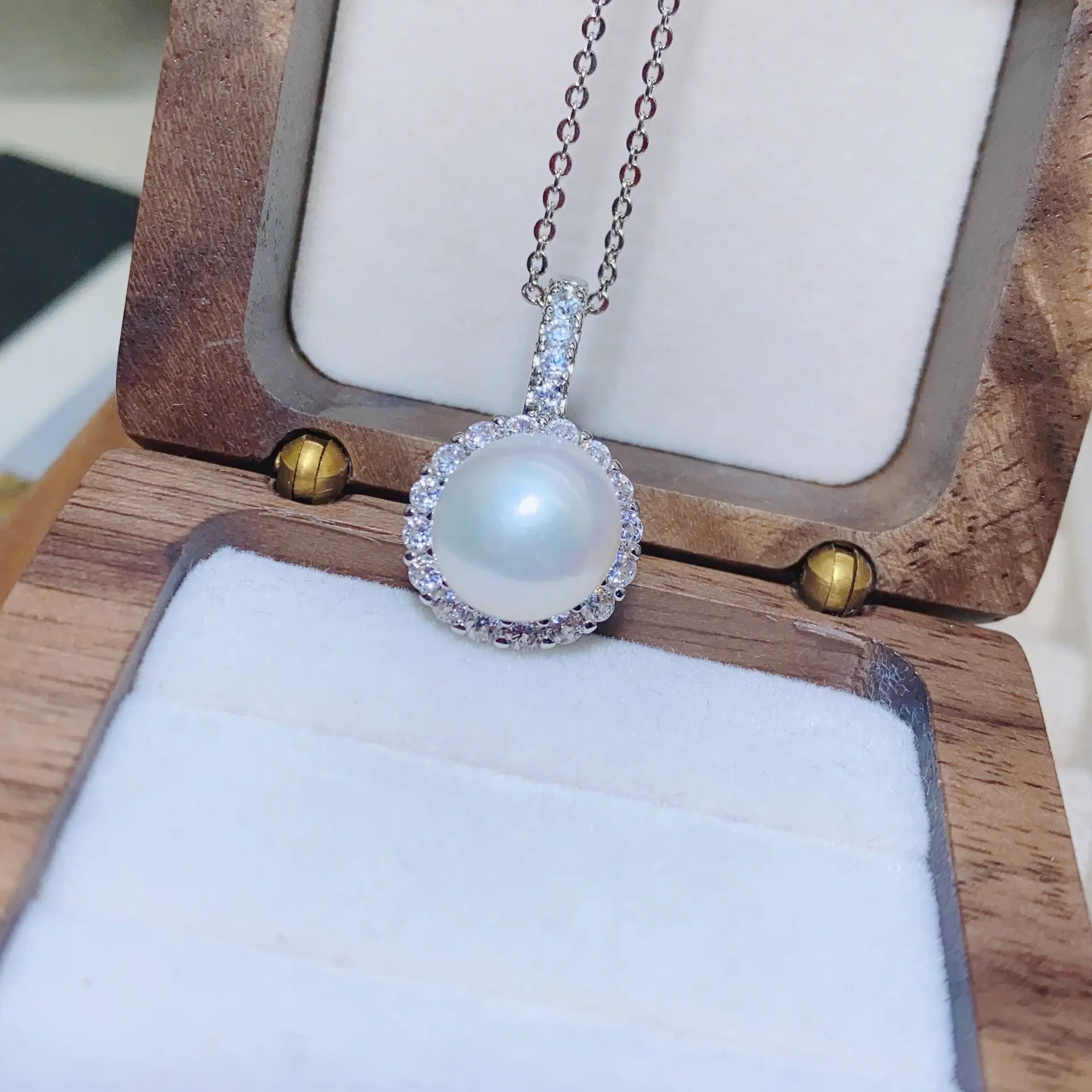 Real Pearl Pendant with Gold Plated Diamond Set for Women — feature 5