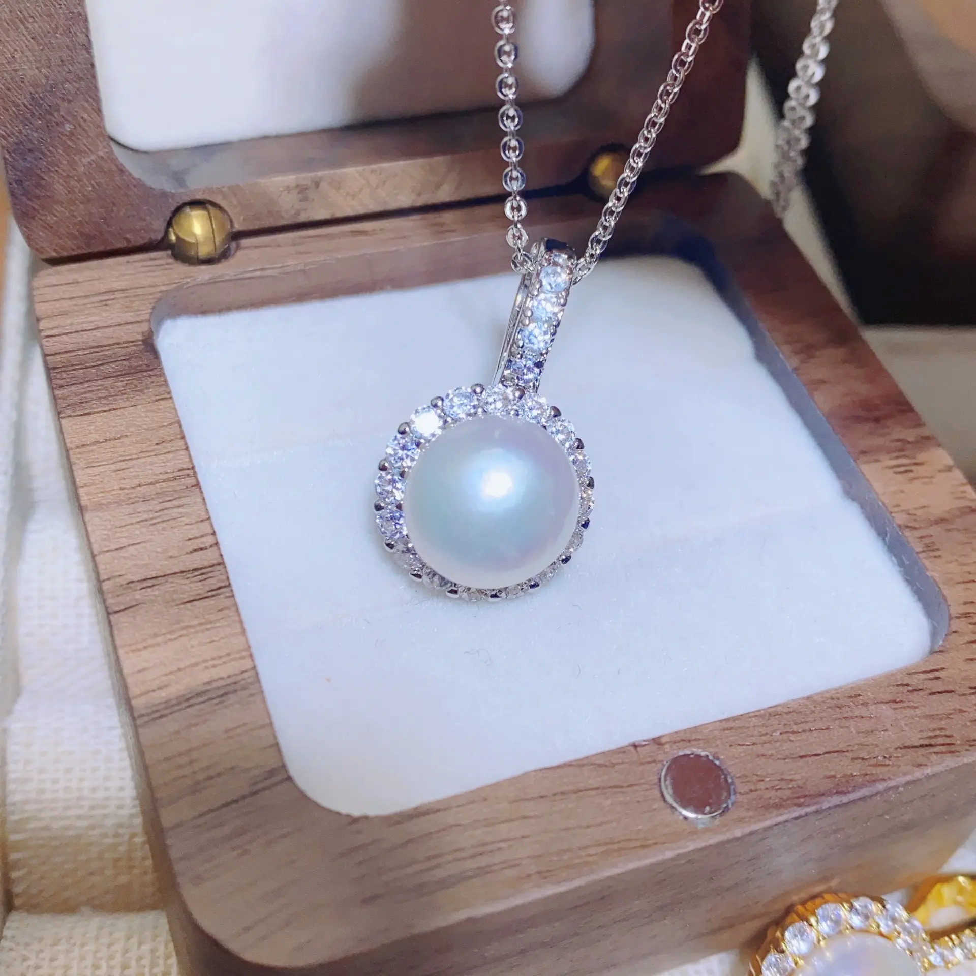 Real Pearl Pendant with Gold Plated Diamond Set for Women — feature 6
