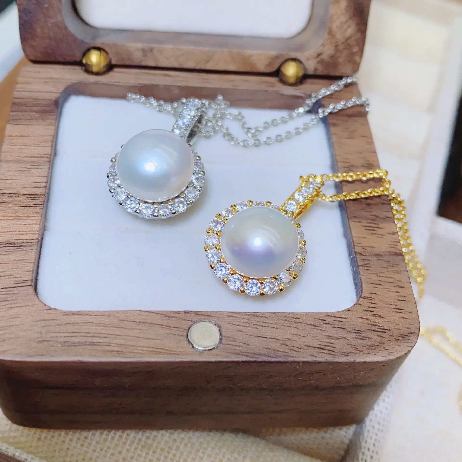 Real Pearl Pendant with Gold Plated Diamond Set for Women — feature 7