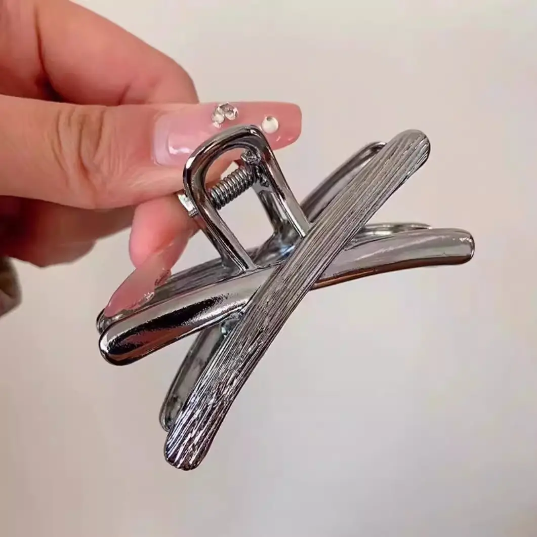 2024 Metal Cross Hair Clip for Women Elegant Back Clip — feature 3