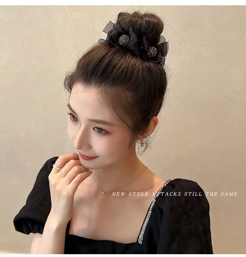 High Ponytail Hairpin with Sweet Balls Bow — feature 4