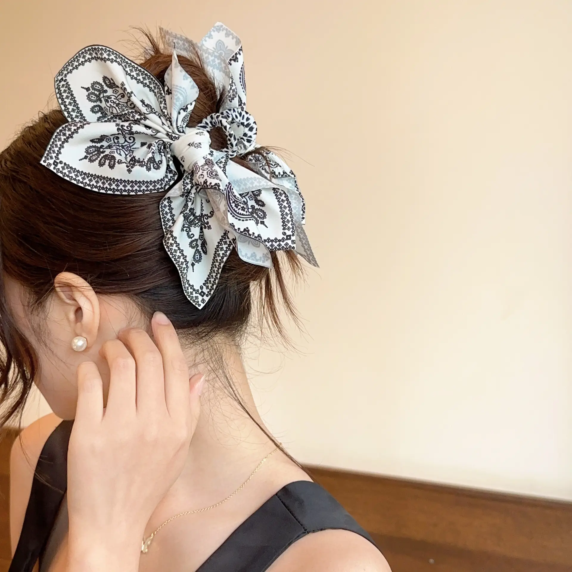 Vintage Paris Cashew Flower Bow Hairpin Clip — feature 2