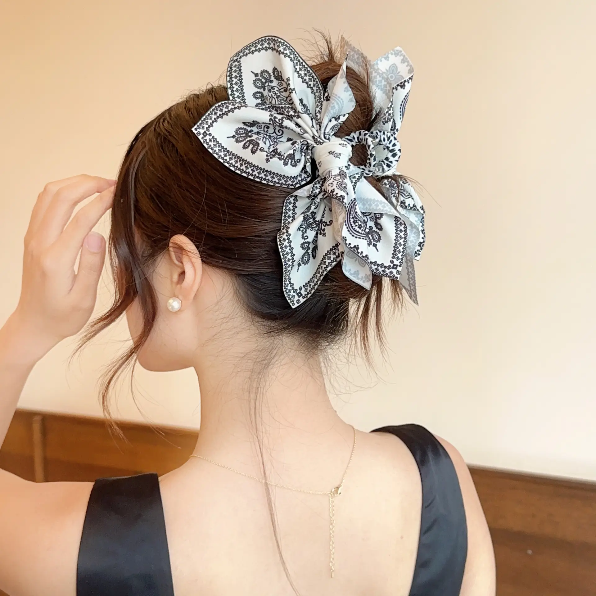 Vintage Paris Cashew Flower Bow Hairpin Clip — feature 4