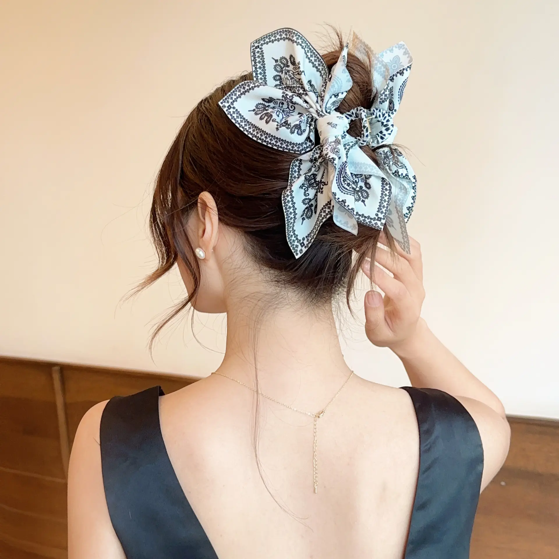 Double-sided bow grip clip